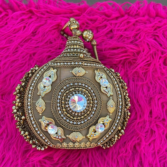 Gold metal/tin like small clutch. - Picture 8 of 8